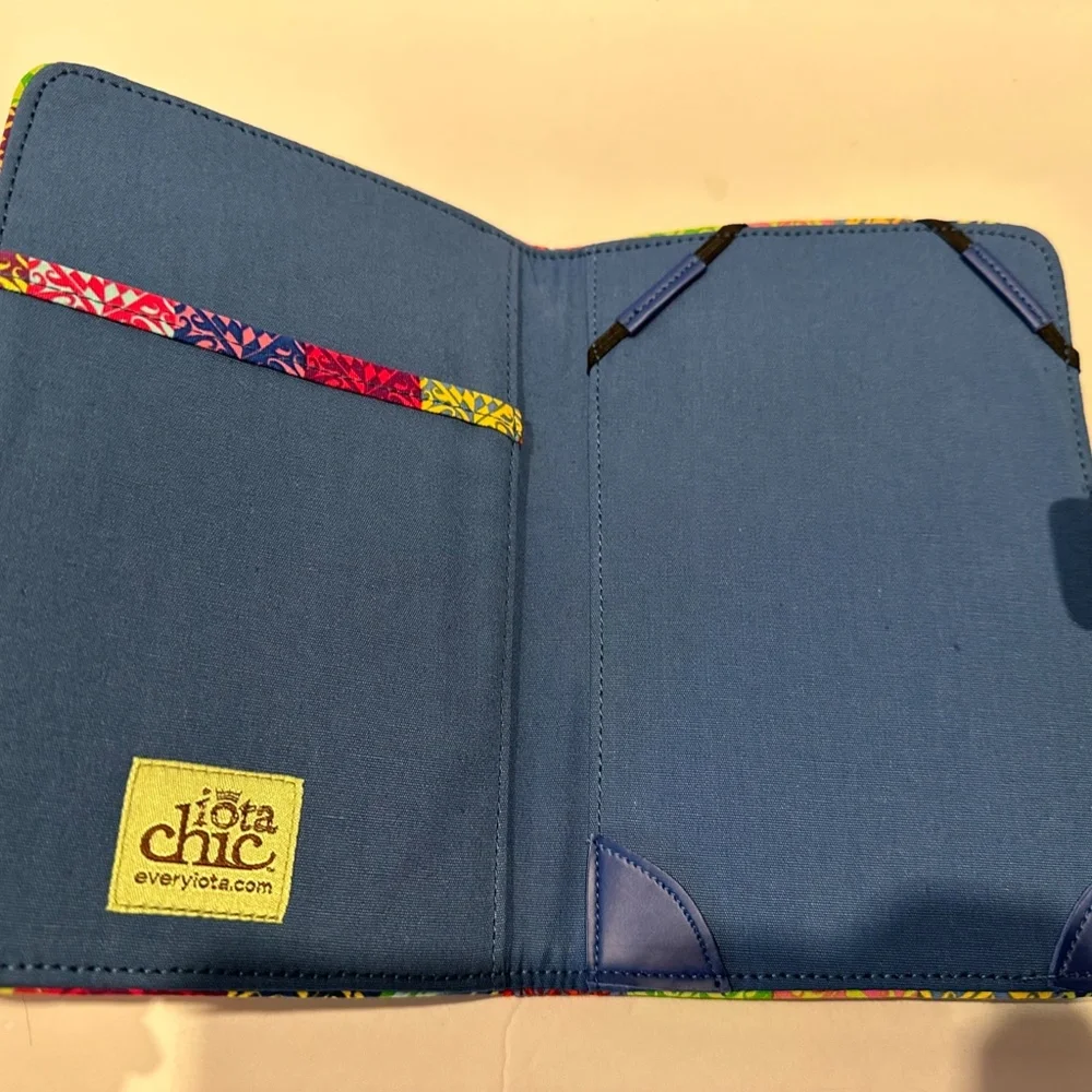 Iota Chic eReader Case. New.
